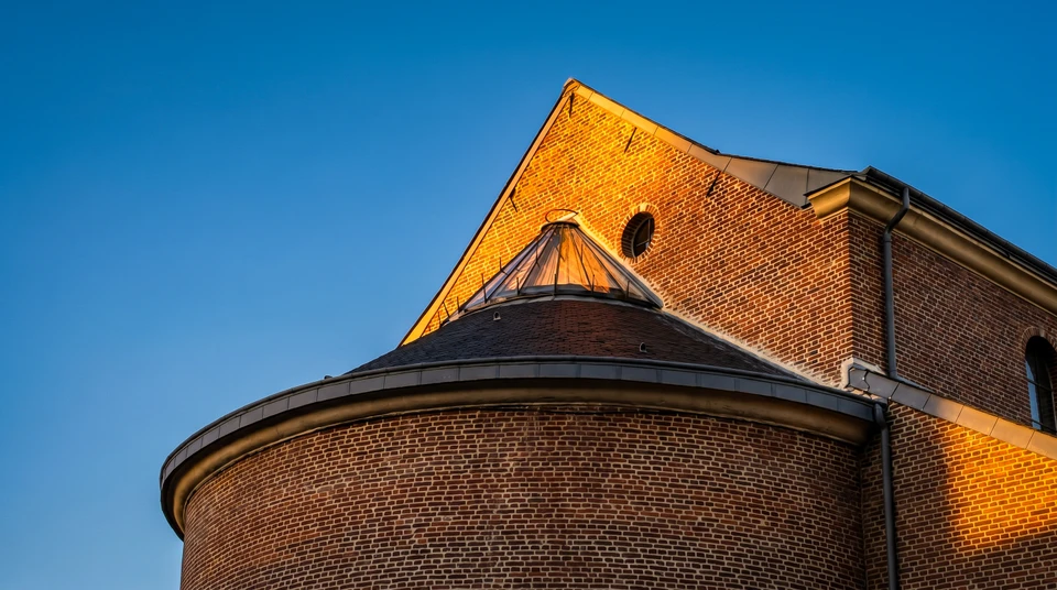 Église ancienne en pierre calcaire avec clocher à toit polychrome en tuiles vernissées jaunes et noires disposées en losanges