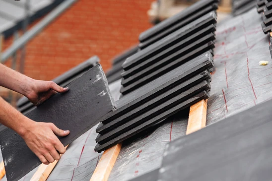 Toiture ancienne en ardoises avec lucarne à fenêtre en bois
